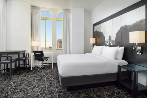 Penthouse, 1 King Bed | Premium bedding, desk, laptop workspace, iron/ironing board
