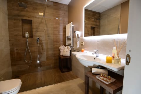 Superior Double Room (Free spa access) | Bathroom | Hair dryer, bathrobes, bidet, towels