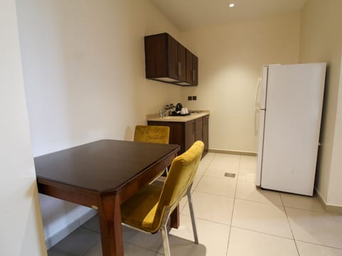 Deluxe Suite | Private kitchen | Fridge, microwave, stovetop, coffee/tea maker