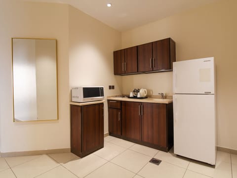 Executive Suite | Private kitchen | Fridge, microwave, stovetop, coffee/tea maker