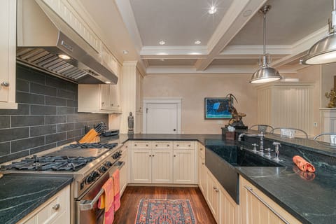 Chefs Kitchen - Creekside C - Vivid Vacation Rentals - Fully Equipped Chefs Kitchen - Creekside C - Vivid Vacation Rentals