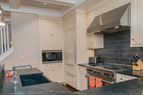 Chefs Kitchen - Creekside C - Vivid Vacation Rentals - Fully Equipped Chefs Kitchen - Creekside C - Vivid Vacation Rentals