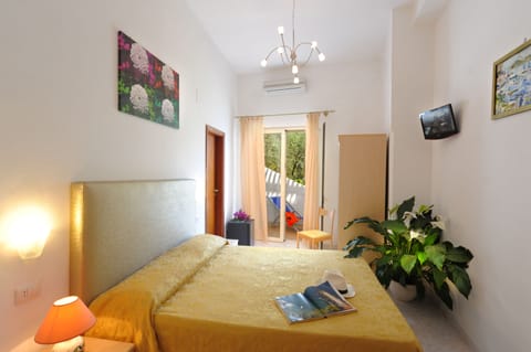 Standard Double Room | Down comforters, in-room safe, free WiFi, bed sheets