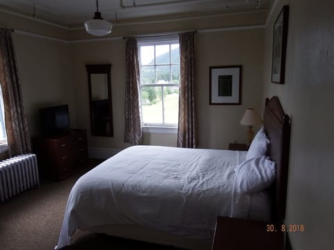 Standard Room, 1 Queen Bed | Hypo-allergenic bedding, desk, iron/ironing board, free WiFi