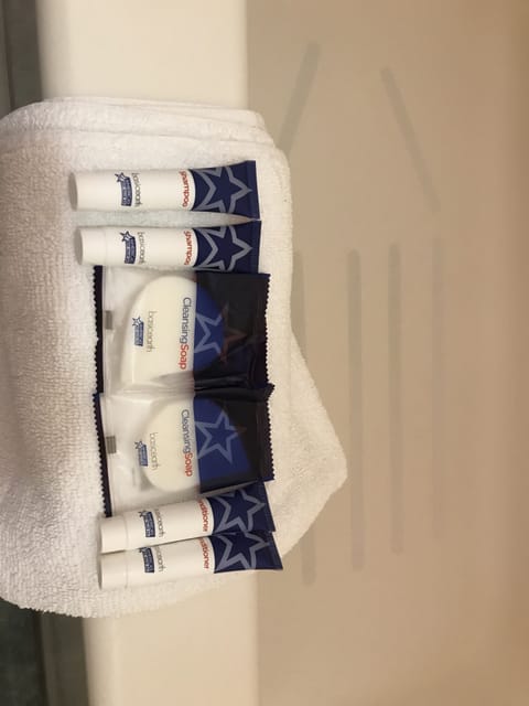 Room, 1 Queen Bed | Bathroom | Free toiletries, hair dryer, towels