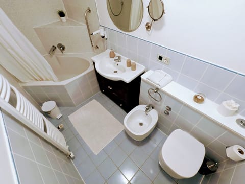 Classic Double Room | Bathroom | Hair dryer, towels, soap, toilet paper