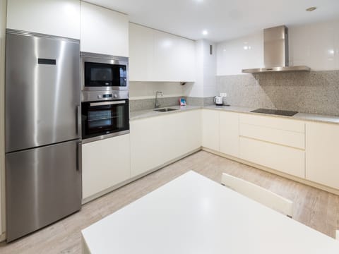 Apartamento de 3 habitaciones | Private kitchen | Full-size fridge, microwave, oven, stovetop