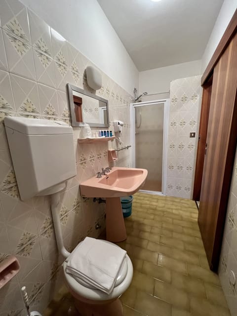 Economy Quadruple Room | Bathroom | Shower, rainfall showerhead, free toiletries, hair dryer