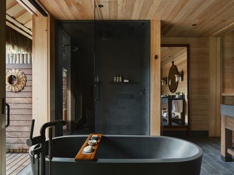 Deep soaking bathtub