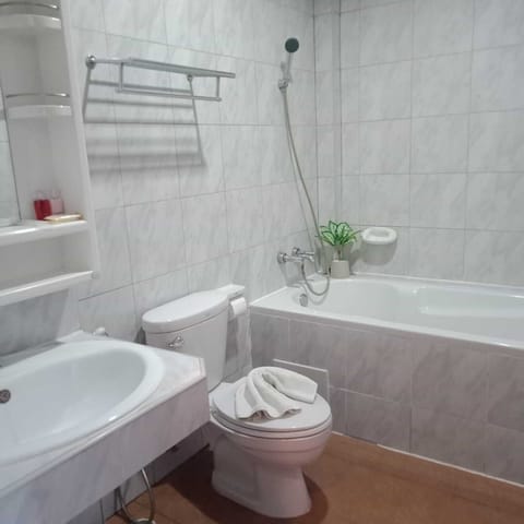 Deluxe Room, 1 Double Bed, Balcony, Mountainside | Bathroom | Combined shower/tub, free toiletries, towels, soap