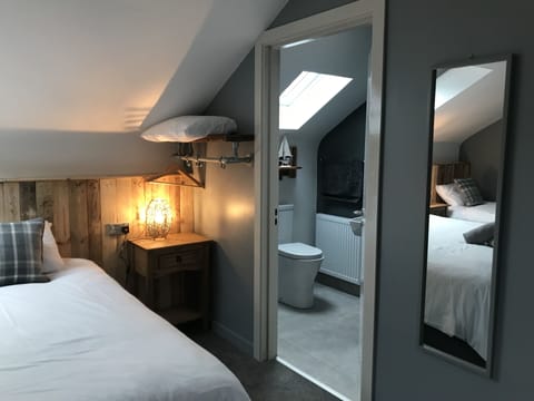 Family Quadruple Room | Bathroom | Shower, towels