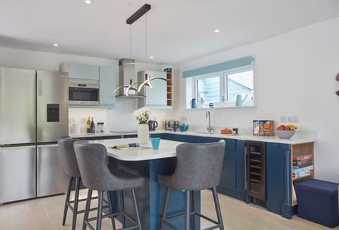 Anneth Lowen, Polzeath. Breakfast bar that has seating for three