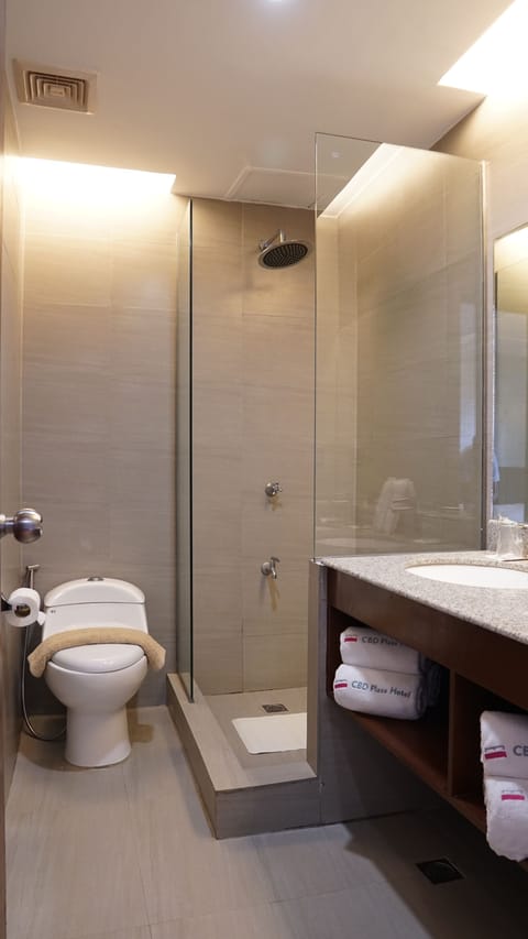 Family Suite | Bathroom | Shower, free toiletries, slippers, towels