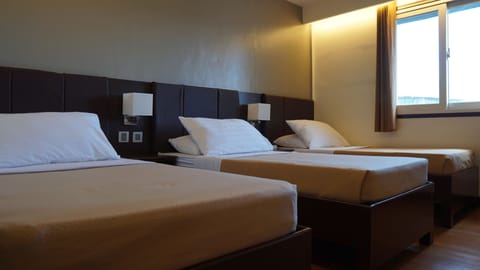 Triple Room | Desk, rollaway beds, free WiFi, bed sheets
