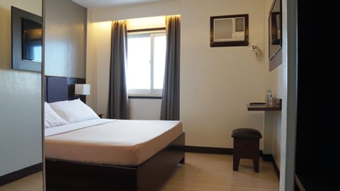 Deluxe Room | Desk, rollaway beds, free WiFi, bed sheets