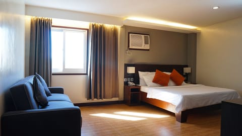 Executive Suite | Desk, rollaway beds, free WiFi, bed sheets