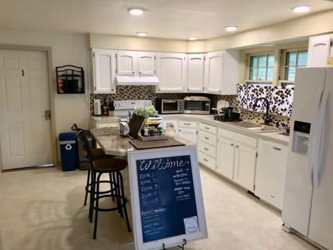 Room, 1 Queen Bed | Shared kitchen