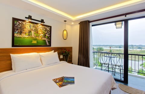 Deluxe Room, 1 Bedroom, River View | Living room | 21-inch TV with cable channels