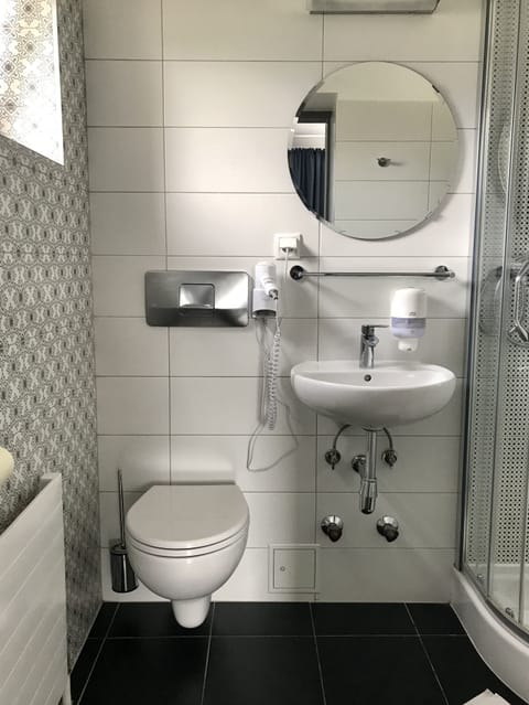 Quadruple Room, Kitchenette | Bathroom | Shower, towels