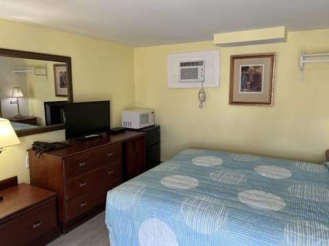 Standard Room, 1 Queen Bed, Non Smoking | Iron/ironing board, free WiFi