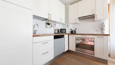 Apartment (3 Bedrooms) | Private kitchenette | Fridge, microwave, oven, toaster