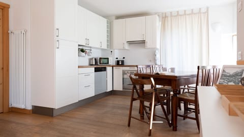 Apartment (3 Bedrooms) | Private kitchenette | Fridge, microwave, oven, toaster