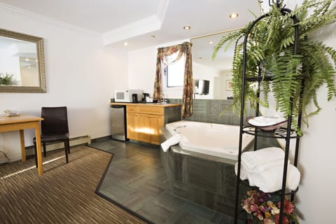 Deluxe Suite, 2 Bedrooms, Non Smoking, Microwave | Jetted tub