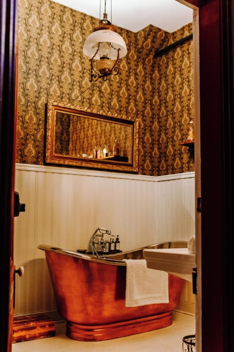 Luxury Room | Bathroom | Combined shower/tub, deep soaking tub, free toiletries, hair dryer