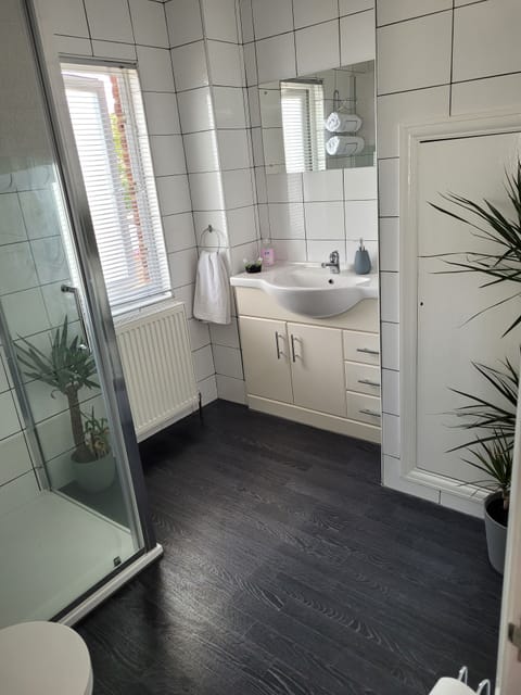 Deluxe Suite, Ensuite | Bathroom | Shower, free toiletries, hair dryer, towels