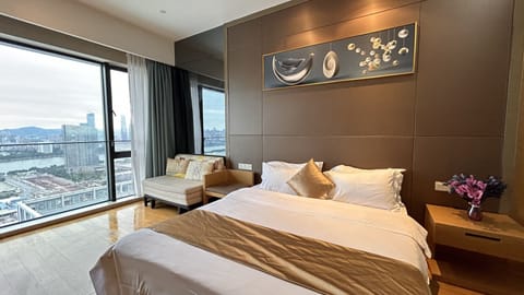 Deluxe Room, 1 King Bed | Premium bedding, minibar, in-room safe, desk