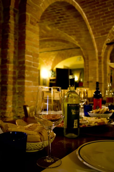 Breakfast and dinner served, local cuisine