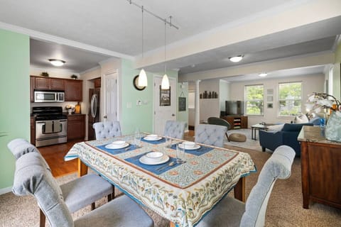 Open Flow, Effortless Comfort – With a seamless connection to the kitchen and living area, this dining space invites easy conversation and relaxed entertaining.