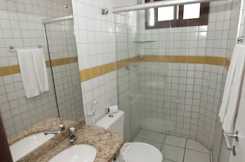 Flat | Bathroom | Shower, free toiletries, towels