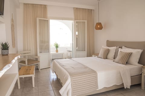 Superior Double or Twin Room, Sea View | In-room safe, blackout drapes, iron/ironing board, free WiFi