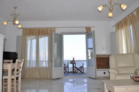 Suite, Sea View | Living room | Printers