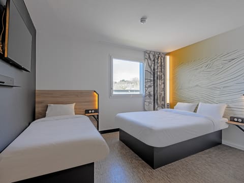 Triple Room | Desk, free WiFi, bed sheets