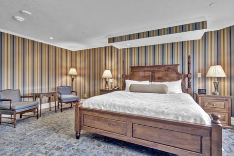 Junior Suite | Premium bedding, in-room safe, individually decorated, desk