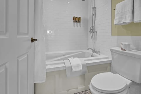 Jetted Tub 2 Queens | Bathroom | Designer toiletries, hair dryer, bathrobes, towels