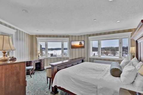 Junior Suite Riverside | Premium bedding, in-room safe, individually decorated, desk