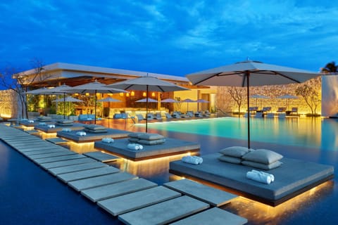 5 outdoor pools, open 7:00 AM to 7:00 PM, cabanas (surcharge)