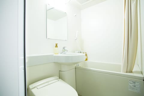 Standard Triple Room | Bathroom | Free toiletries, hair dryer, slippers, bidet