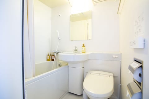 Standard Twin Room | Bathroom | Free toiletries, hair dryer, slippers, bidet