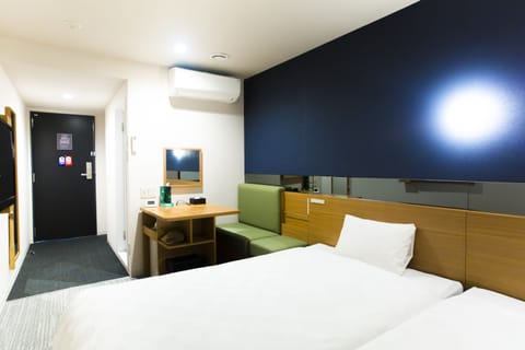 Standard Twin Room | Desk, laptop workspace, blackout drapes, free WiFi