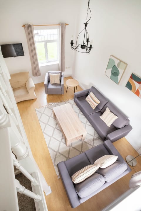 Living Room (beige archair not in living room anymore) (1)