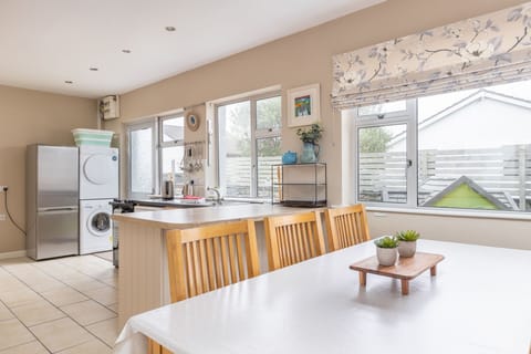 Seapark 7 Holiday home in Lahinch on the Wild Atlantic Way dining area and kitchan