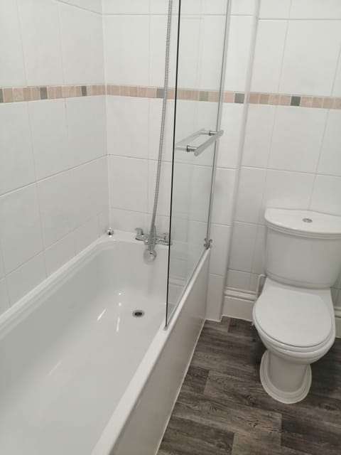 Family Room | Bathroom | Free toiletries, hair dryer, towels, soap
