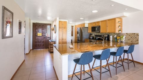 Well-equipped kitchen with breakfast bar
