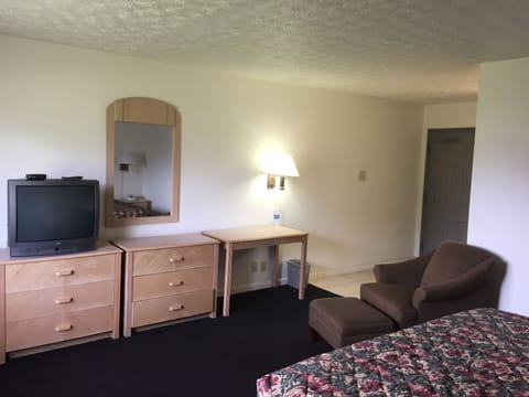 Classic Room, 1 King Bed | Desk, iron/ironing board, free WiFi