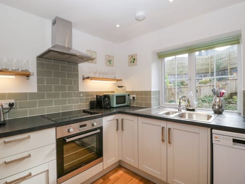 Cottage | Private kitchen | Fridge, dishwasher, electric kettle, toaster