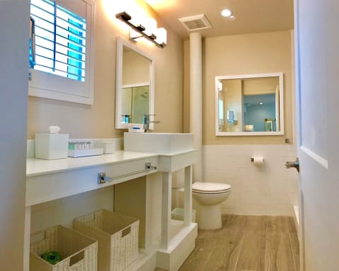 Island View Studio (Off The Main Property) | Bathroom | Shower, free toiletries, hair dryer, towels